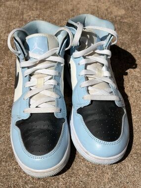 Nike Kids Light Blue, Black & White Low-Top Sneakers